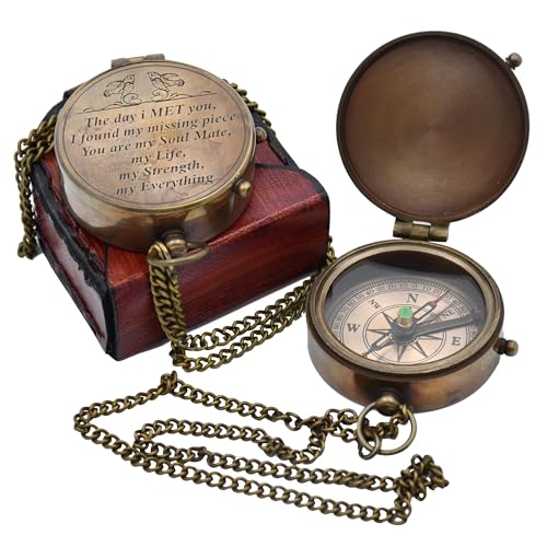 Brújula grabada de latón de 2 pulgadas con estuche de cuero, regalo para esposo o novio miniatura 4