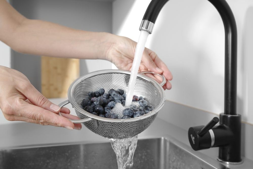 HENDI Passoire De Cuisine, Egouttoir, Tamis Pour La Cuisine Et Le Lavage Des Pates Nouilles Fruits Legumes Salades Rond Perforee Avec Base 2 Poignees Oe235x H 85 Mm Inox 906718383