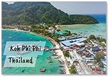 Kühlschrankmagnet mit hohem Blickwinkel auf das Meer, Koh Phi Phi, eine große Touristenattraktion, genießen Sie die Sonne oder gehen Sie auf eine Abenteuerreise. Machen Sie einen Spaziergang und