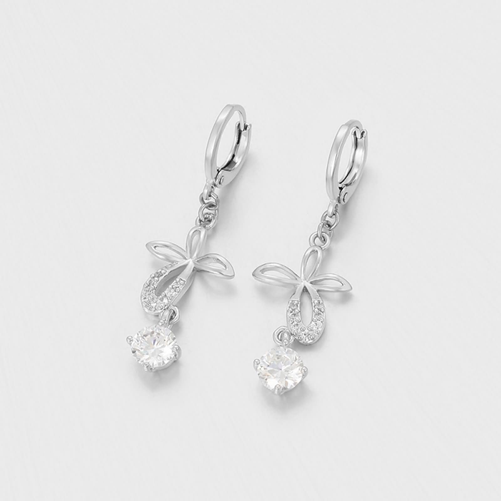 Pendientes de aro con colgante de mariposa y moissanita
