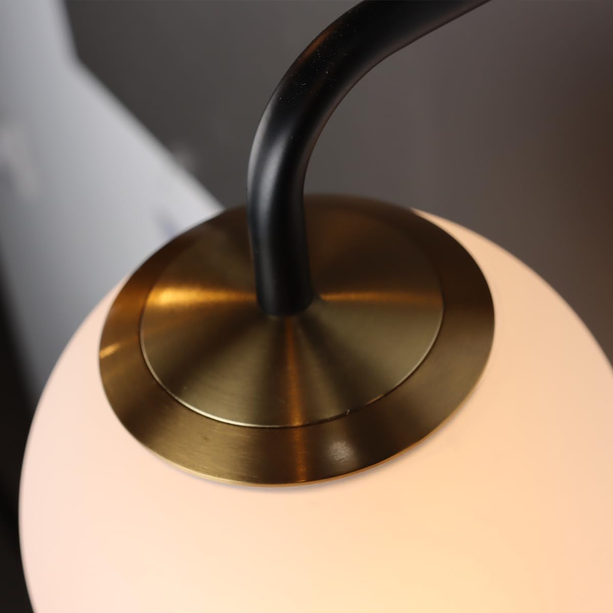 Alpinaluz Applique Murale avec Prise E27, Globe Blanc 15 cm | Support en acier noir et doré, tête orientable 180°, interrupteur sur câble, idéale en chambre ou salon