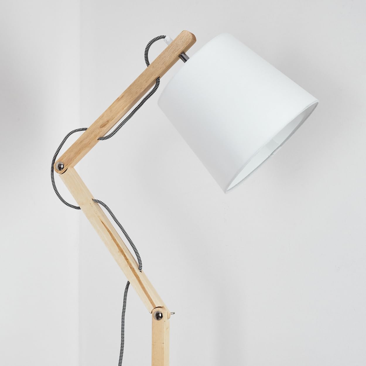 HOFSTEIN Stehleuchte Tukchor, Stehlampe aus Holz/Metall/Stoff in Natur/Weiß, verstellbare Leuchte im Boho-Design mit Ablageflächen u. Schalter, 152,5 cm, E27, Wohnzimmer, Schlafzimmer, Esszimmer