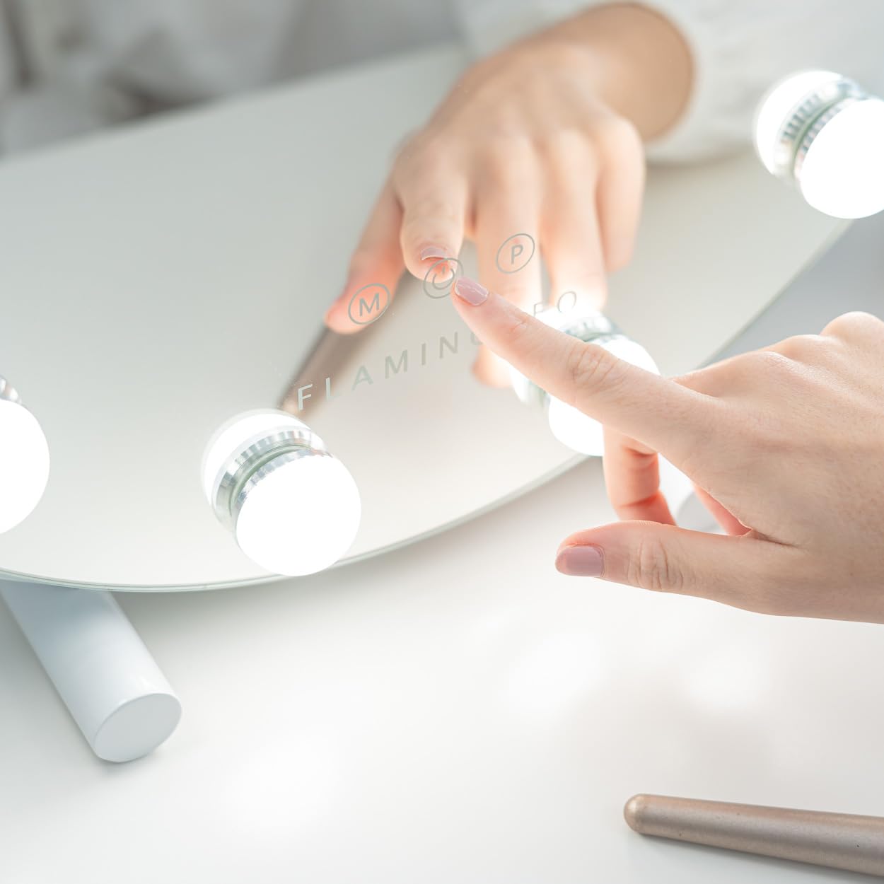 Flamingueo Specchio Trucco con Luci Rotondo - 11 LED - 3 Modi di Luce - Intensità Regolabile - Controllo Tattile - Posizione Regolabile - Vanity Mirror - Bianco - 42,5x10x42cm