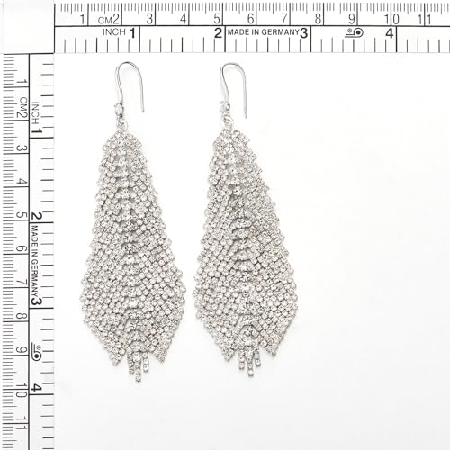 Pendientes de boda que estilizan el rostro gracias a su cascada de brillantes statement 4