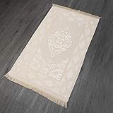 ➽ Focus im Gebet - Bewusst haben wir bei unserer sajadah, auf zu ausgefallenen Muster oder Abbildungen, die dich gedanklich im Gebet ablenken und so eventuell deinen Gebet stören könnten verzichtet. Einer der Voraussetzungen für das Gebet ist ein 