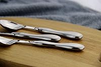 Vista 4 de Adaptive Utensils - Juego de 2 cucharas curvadas para diestros en ángulo, cubiertos de acero inoxidable para temblores de manos, artritis, Parkinson