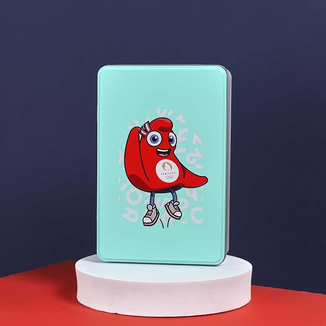 Foto 5 de 6 de PARIS 2024, CJO5110, Caja de Metal Mascota Brazo Levantado 6.9x13x19.6 cm, Producto Oficial con Licencia