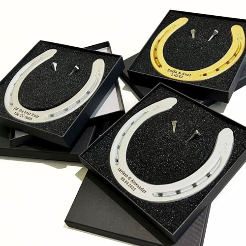 Foto von Dttra Hufeisen mit Wunschgravur aus schwerem Eisen, original Pferdehufeisen graviert, Silber lackiert, personalisiert Glückshufeisen für Hochzeit oder Einzug Geschenk