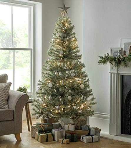Are real christmas trees safe for cats and dogs