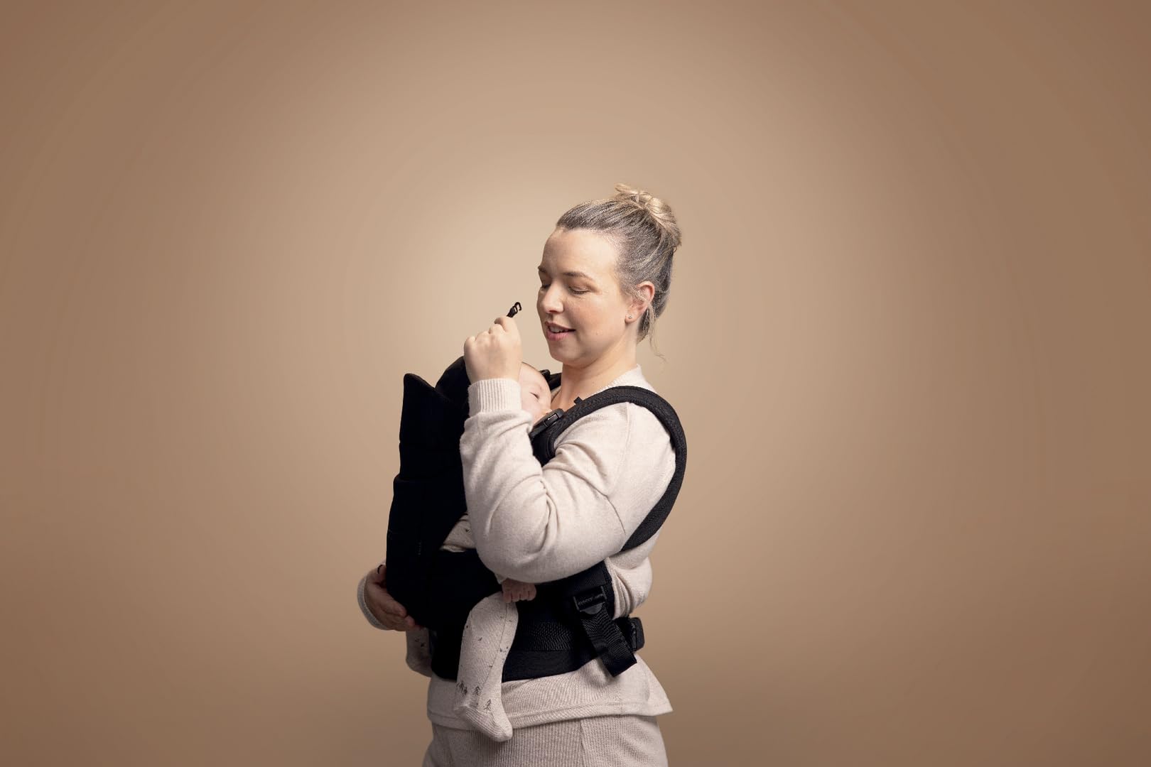 Mamas & Papas Kudo Porte-bébé – Noir – Facile à installer, à ajuster et à enlever, design innovant, soutien ergonomique, posture saine – 0-36 mois