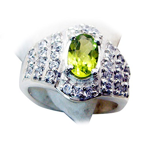 Bague en argent et péridot ovale qui ne ternit pas au doigt