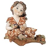 Les vêtements sont de fines feuilles de porcelaine sur lesquelles sont sérigraphiées des textures