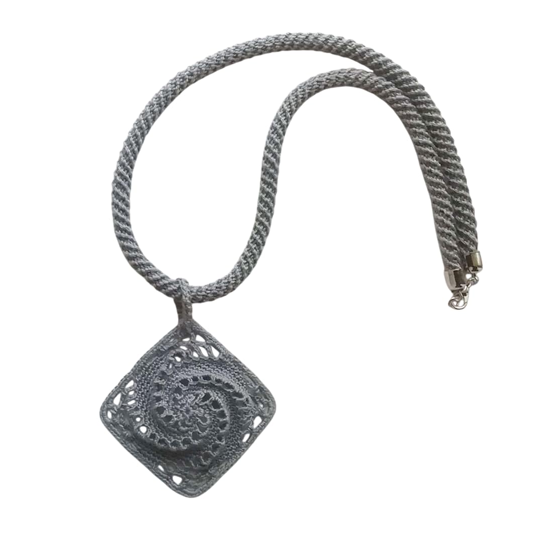 collana con pendente di pizzo, collana all'uncinetto