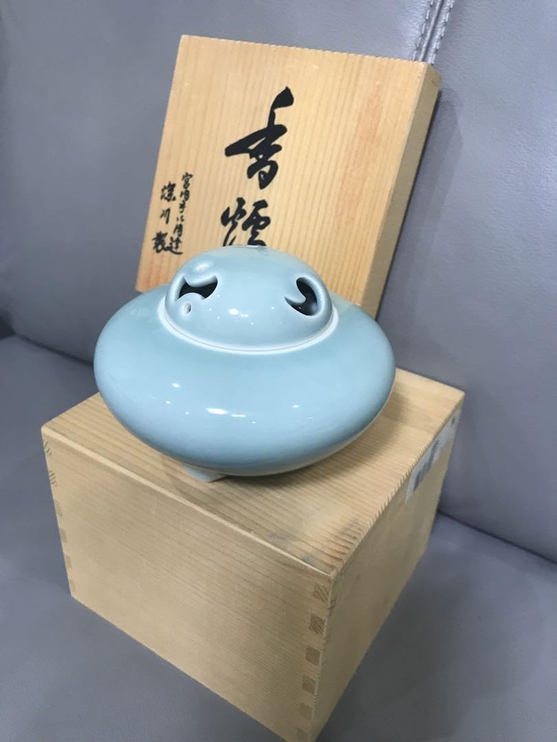 Amazon.co.jp: 深川製磁 宮内庁御用達 3号青磁 三足香炉 : ホーム