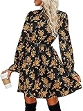 Tauchen Sie ein in die romantische Welt dieses Minikleids mit Mockneck und langen Ärmeln. Das Kleid besticht durch seinen Rückenschlitz mit Knopfverschluss und die elastische Taillenpartie, die für eine perfekte Passform sorgt. Das Blumenmuster verleiht dem Kleid einen femininen und verspielten Touch. Die elastische Taillenpartie sorgt nicht nur für eine bequeme Passform, sondern betont auch Ihre natürliche Figur