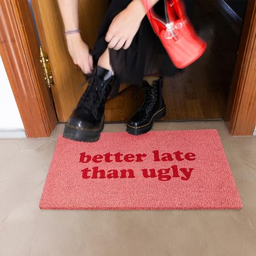 FISURA - Fußmatte außen “Better Late Than Ugly” aus Kokosnuss mit Rutschfester PVC-Rückseite. Lustige Welcome Fußmatte. Handbemalt. Größe: 70 cm x 40 cm. Rosa