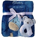 Manta para bebé con nombre bordado añadido, diseño de jirafa azul