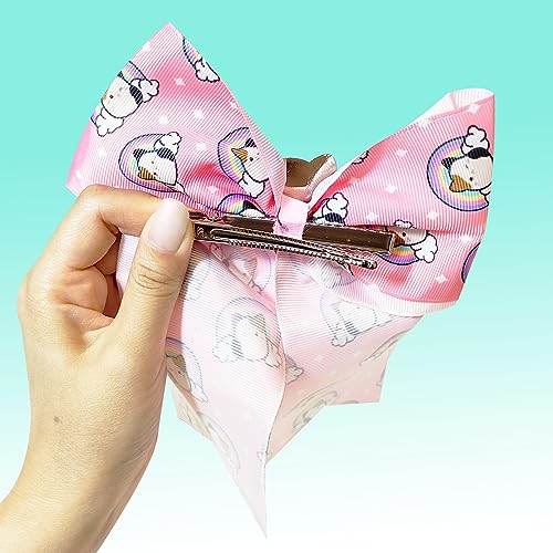 LUV HER Cute Squishmallows Hair Bows For Girls - Un gran moño para el cabello con estampado de Squishmallows y un charm con el personaje favorito - Pinza cocodrilo - Regalo de cumpleaños para niñas de 8 años o más miniatura 3
