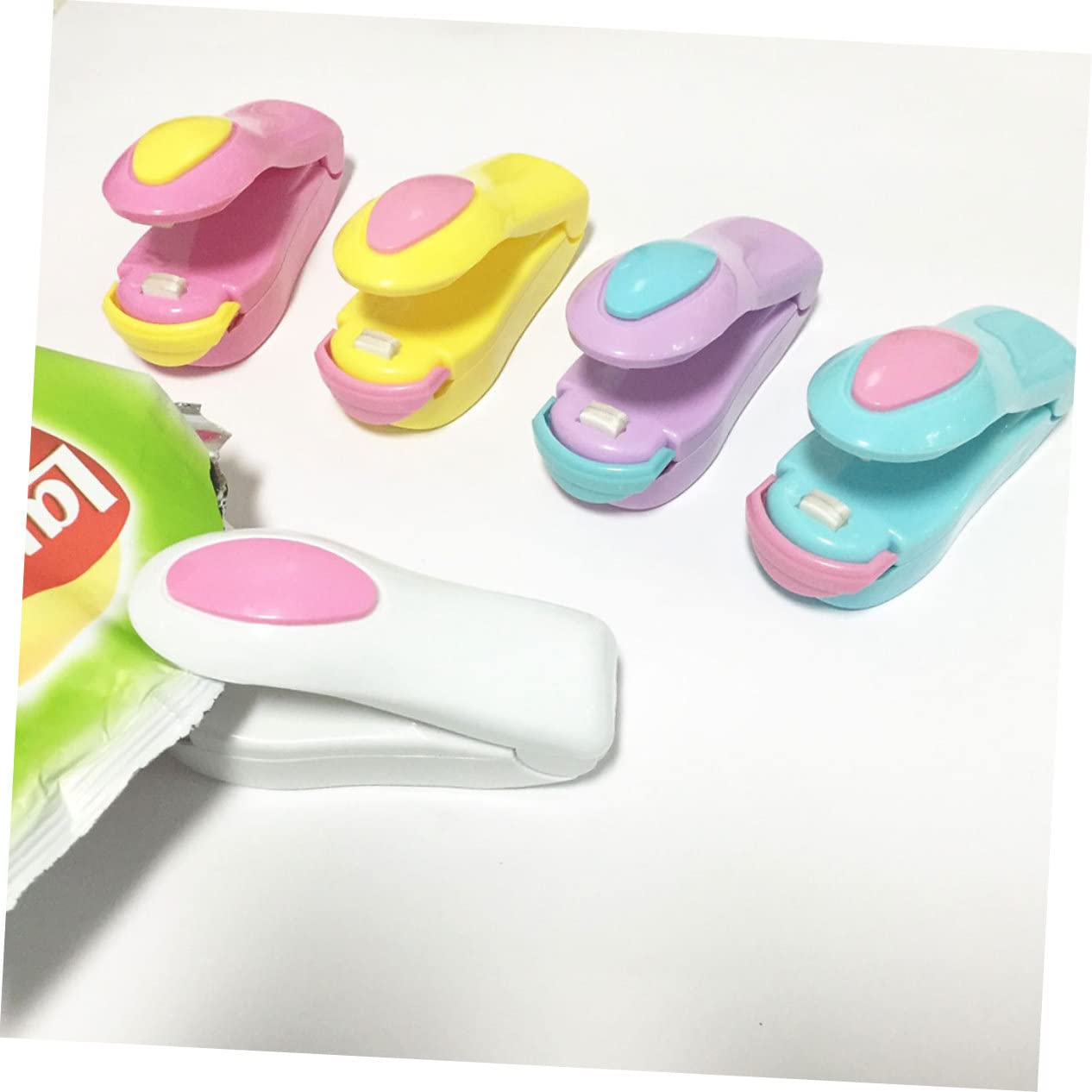 BRIGHTFUFU 3Pcs Portable Snack Bag Sealer Mini Food Bag Capper for Household Use Random Color No Battery Needed for Kitchen Food Storage Keeps Food Fresh and Reduces Waste