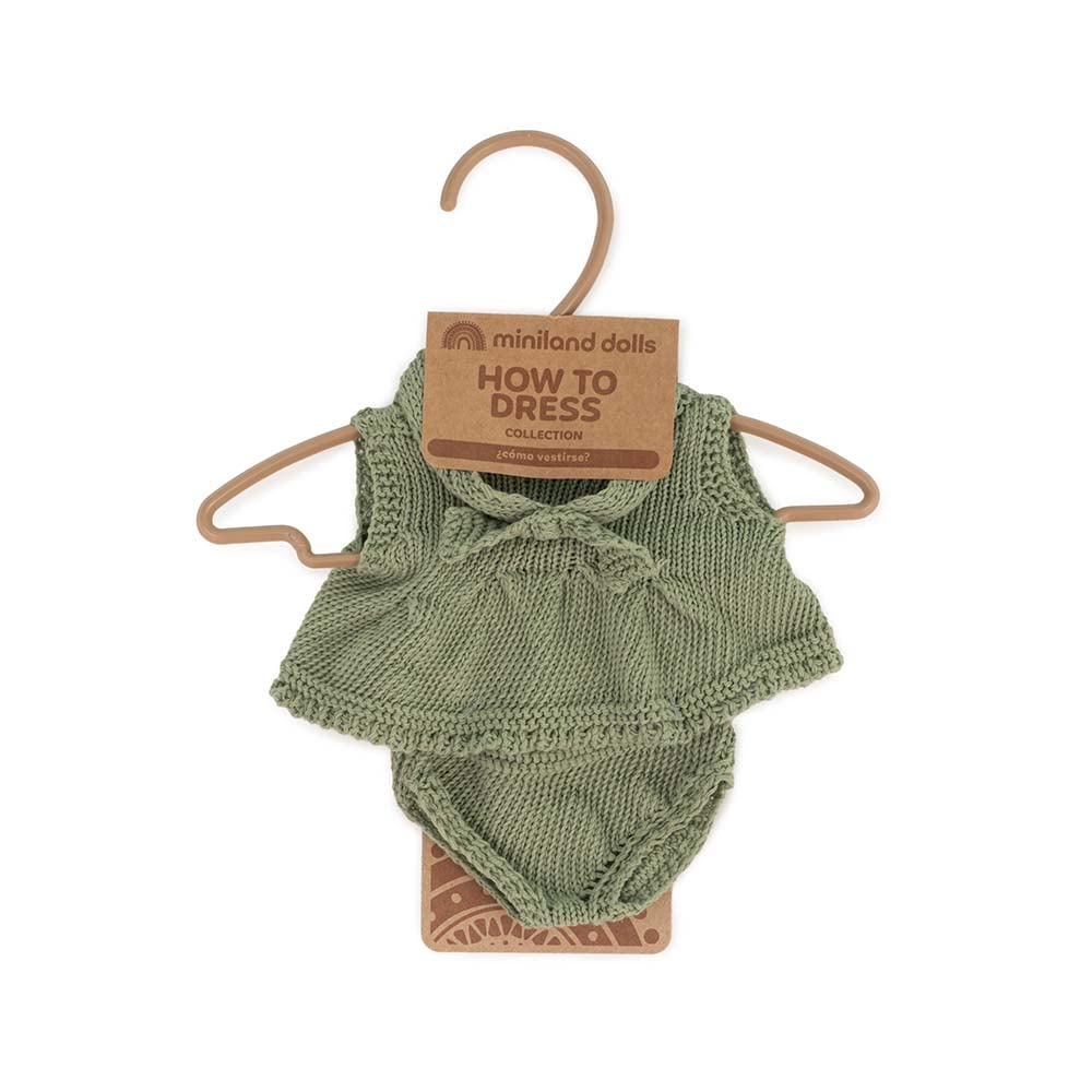 Miniland Dolls: set di vestiti a maglia, realizzato con materiali riciclati, per bambolina bambino da 21 cm. Modello: Vestito e fascia in verde, 31683
