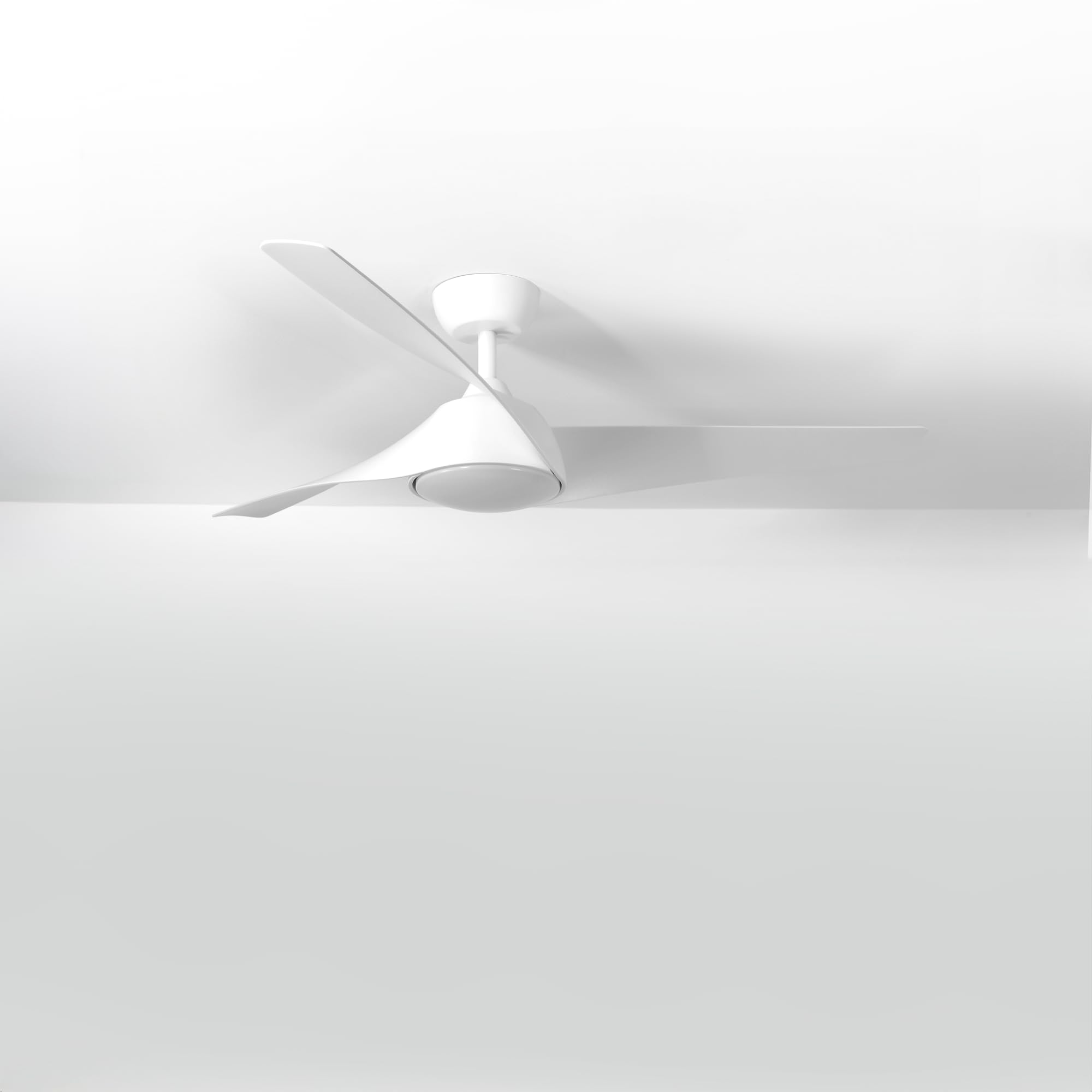 Zelha Ventilador Techo Blanco. Luz Led 24W Neutra/Cálida/Extra Cálida. Motor DC. 3 Aspas ABS Ø132cm. Verano/Invierno. 6 Velocidades. Control Remoto Temporizador. Silencioso. Brisa