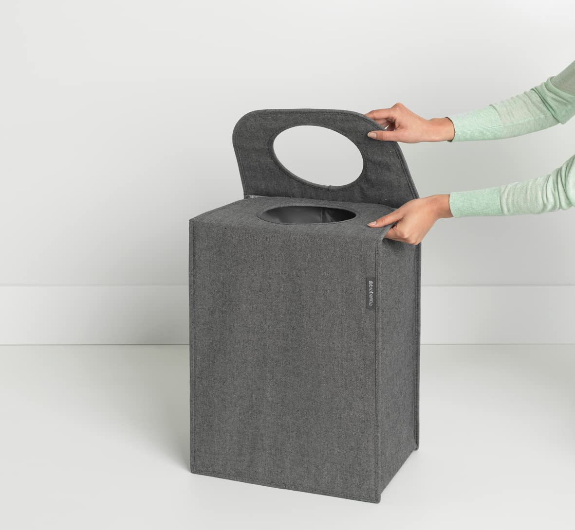 Brabantia - Sac à Linge Rectangulaire - Le Haut Pliable - L'ouverture Quick-Drop - Peu Encombrant - Facile à vider - Gros volume - Poivre Noir - 55 L