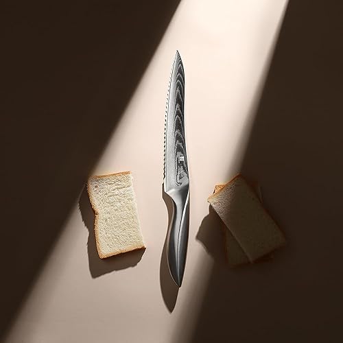 Miniatura 6 de Cuchillo de Pan de Acero Damasco 9C: Un Cuchillo Dentado de Borde Ondulado Ancho con una Hoja de Acero Inoxidable Mejorada Súper Afilada de 8