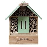 * Fácil de instalar: la parte superior de la casa de insectos tiene un anillo para colgar y una cuerda de cáñamo, puede colgarla fácilmente en cualquier lugar que desee. La casa de insectos es ideal para balcón o patio, ya que ofrece una variedad de hábitats adecuados en un área pequeña. Es fácil encontrar y observar criaturas fascinantes.