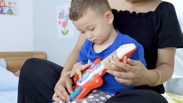 vibrating guitar grasp toy Guitar Fidget Toy main image 0