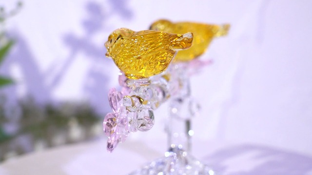 Amazon.co.jp: k9 クリスタルフラワーと黄色い鳥のガラスの置物