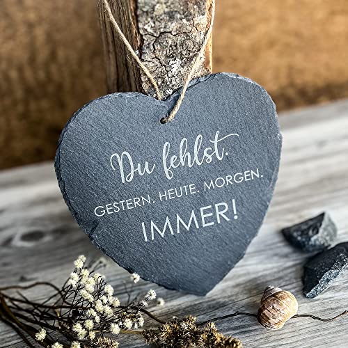 Spruchreif | Großes Schieferherz 'Du fehlst...' (20 x 20 cm) mit graviertem Spruch | Grabdeko | Wetterfest
