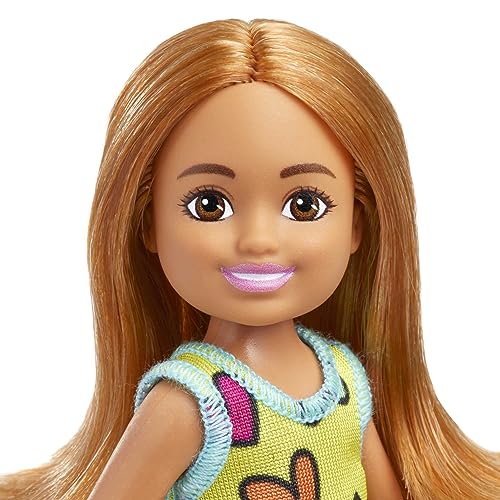 Muñeca Barbie Chelsea con vestido amarillo y zapatillas miniatura 2