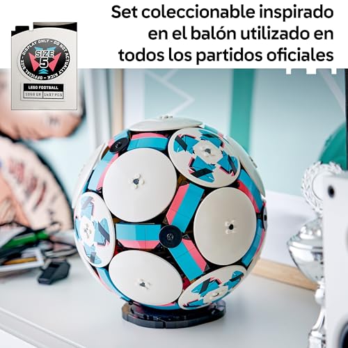 Miniatura 3 de LEGO Editions Balón de Fútbol - Maqueta 3D con Estadio Interactivo en Miniatura - Decoración de la Habitación Juvenil - Regalo para Niños, Niñas Fans de 10+ Años y Adultos Fans del Deporte - 43019