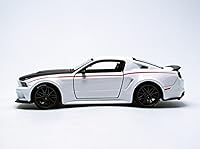 Vista 2 de Maisto 2014 Ford Mustang Street Racer Blanco 1/24 Modelo Coche