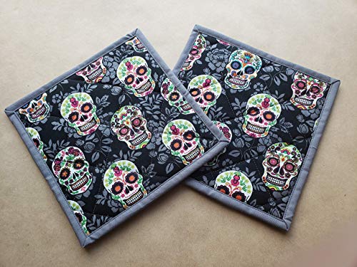 Sugar Skull Themed Potholders Set Of 2 Pair Día De Muertos Kitchen Linens Day Of The Dead Home Decor Quilted Hot Pads Insulated Trivets Black Grey Halloween Gifts Under 20 Handmade Pot Holders #TOP2