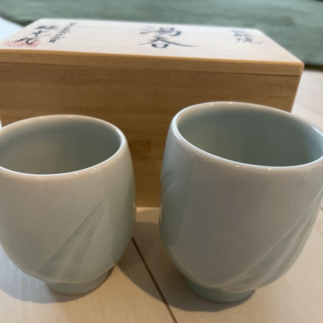 砥部焼き   湯のみ ２個 Amazon.co.jp: 砥部焼 湯呑み二個 木箱付き : ホーム＆キッチン