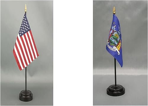 Miniatura 17 de Fabricado en los Estados Unidos. Bandera miniatura de escritorio y mesa de 4 x 6 pulgadas, incluye 2 soportes de bandera y 2 pequeñas banderas