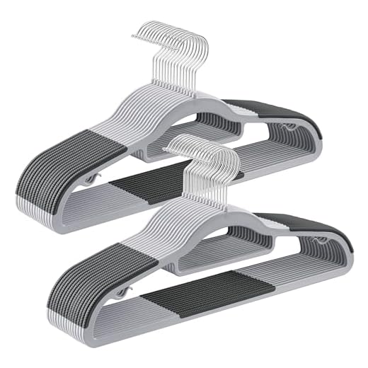 SONGMICS Lot de 30 Cintres, Cintres Robustes en Plastique, Antidérapant, Gain de Place, Épaisseur de 0,6 cm, Crochet pivotant à 360°, Longueur de 42 cm, Gris CRP20G30