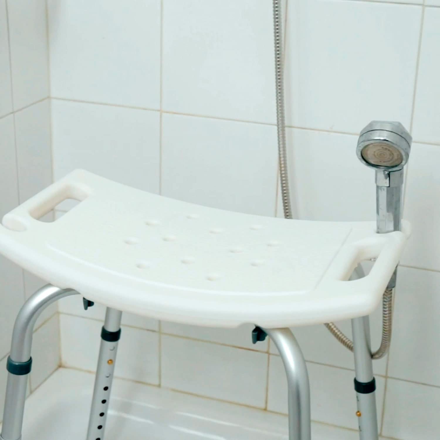 Silla de Baño y Taburete de Ducha con Soporte para Ducha de Mano | Altura regulable, patas antideslizantes y montaje sin herramientas; asiento con desagües para adultos y personas mayores