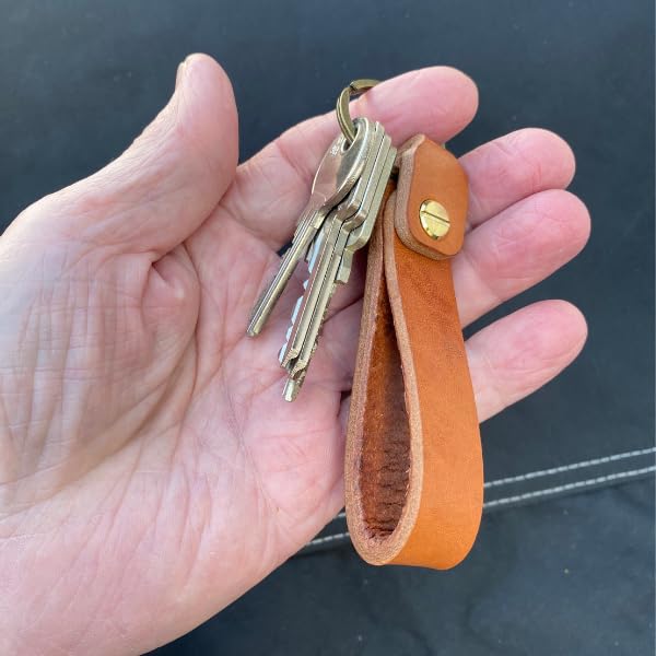 SCHWEGLER.online Schlüsselanhänger Leder personalisiert 4 mm braunes Rindsleder handgefertigt mit individueller Gravur