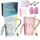 ❤ 【Embalaje elegante】: nuestro juego de regalo tiene una exquisita caja azul con estampado dorado en la cubierta que se empaqueta con un interior con acabado de seda, sin necesidad de volver a empaquetar. La caja incluye dos tazas, dos tapas para tazas, dos cucharas, dos pares de calcetines, dos abrebotellas con llave, dos posavasos absorbentes y una tarjeta de felicitación.