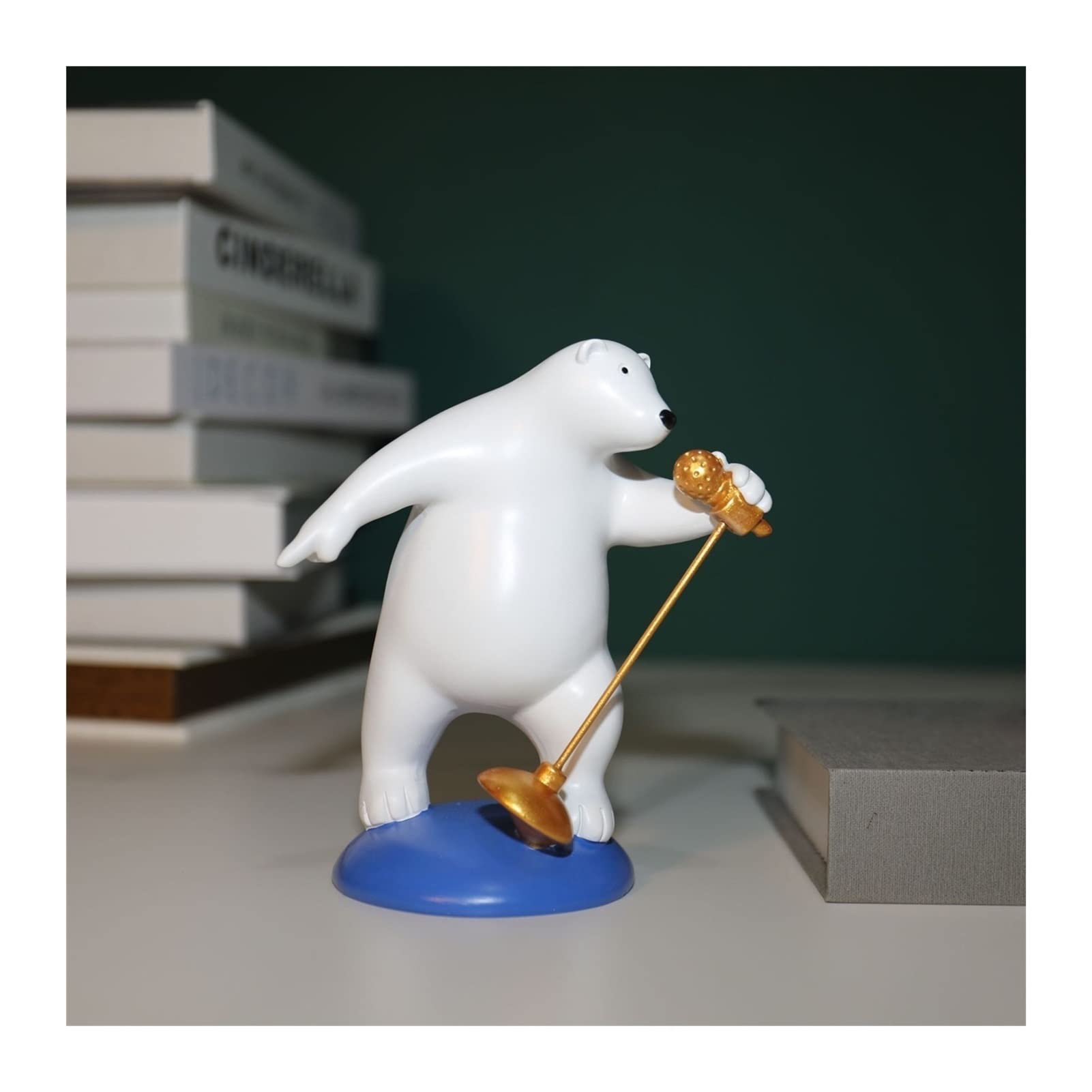 Escultura de oso con bandeja para organizar las llaves en el mueble del recibidor