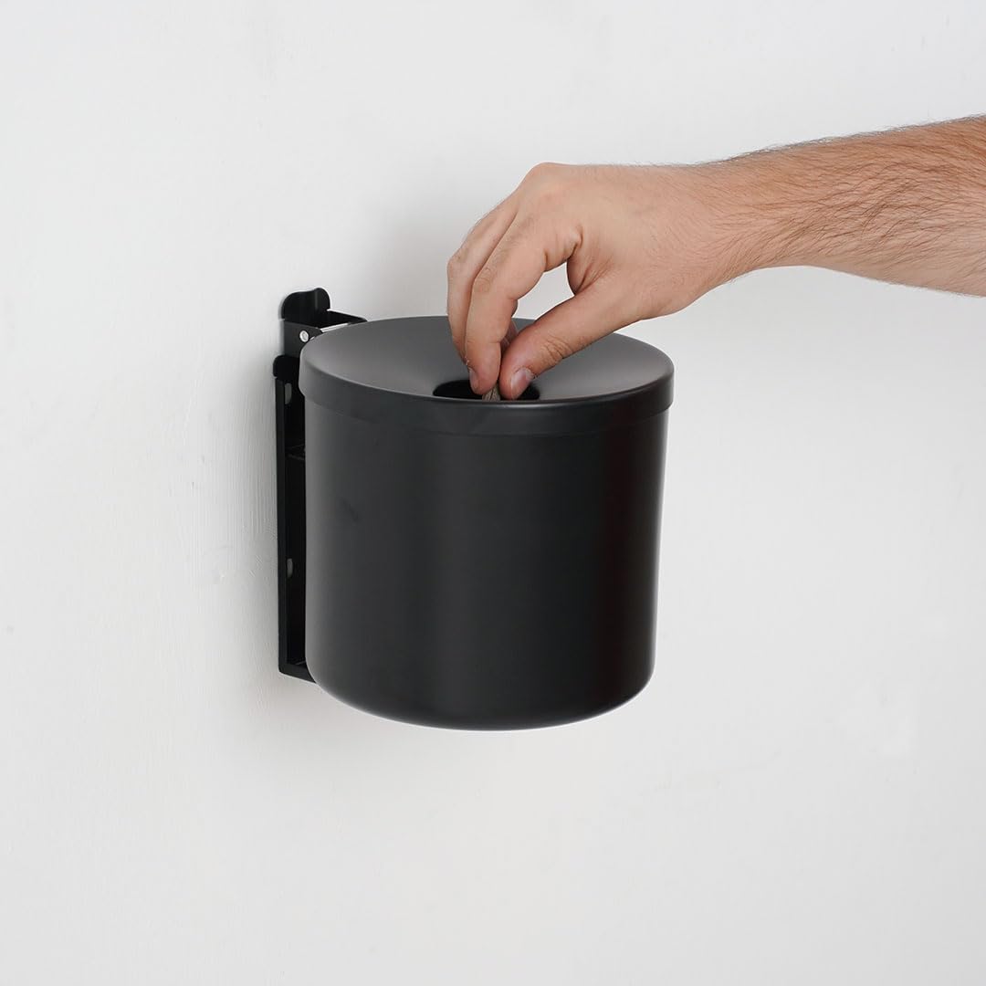 Danieli - posacenere da esterno a muro in acciaio nero. Apertura superiore per lo svuotamento. Capacità 2,5 litri.