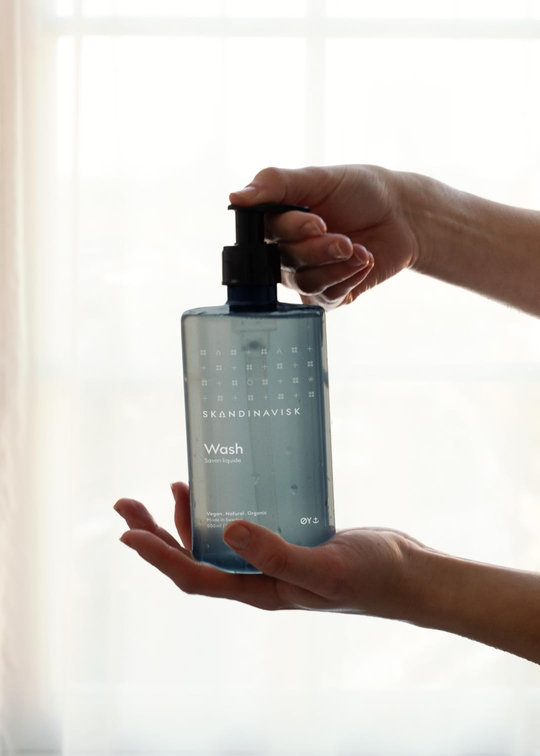 Skandinavisk diameter Y ‘Island' Hand & Body Wash, Scent notes: Crabapple and dog rose, water mosses and green leaves, 500 ml - Image 2