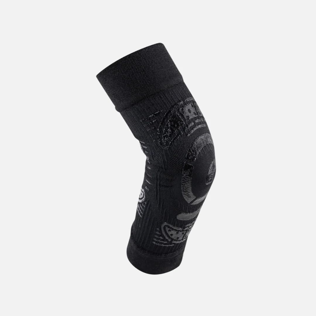 FLOKY Elbow Support gomitiera biomeccanica. Multisport. Stabilizza il gomito. Riduce le infiammazioni articolari ed il recupero. Protegge tendini e muscolatura. Design ergonomico. Nera. (L/XL)