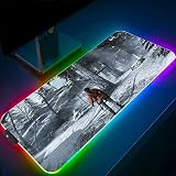 Superficie Ultra Suave e Impermeable: el teclado para juegos de alto rendimiento cuenta con una superficie de tela suave con microtextura para un control del mouse extremadamente preciso y un deslizamiento suave. El material impermeable puede evitar daños, no tendrá que entrar en pánico cuando inevitablemente derrame su bebida, forma gotas de agua y se desliza hacia abajo.