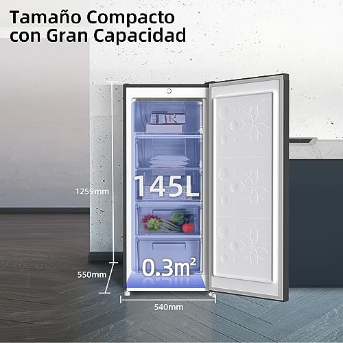 Congelador CHiQ en una habitación mostrando su tamaño compacto de 145L y dimensiones de 540x550x1259mm