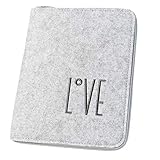 DAS PERFEKTE MASS | Mit 18cm Breite und 24cm Länge finden nicht nur Mutterpass und Uheft sondern auch jegliche andere Dokumente wie Infoblätter in DINA5 ihren Platz ohne zu zerknicken