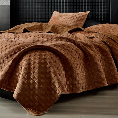 WARMDERN Luxury Velvet Quilt King Size, Geometrical Stitch Velvet Quilts Set, Soft Lightweight Bedspread and Coverlet, Caramel Gold Bedding with 2 Pillow Shams for All Season, 106" x 96"