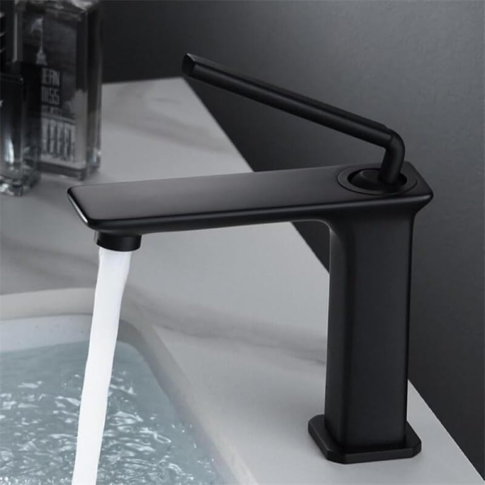 Mitigeur de lavabo en laiton doré brossé pour une salle de bains chic